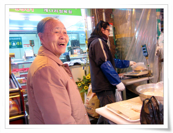 손주들에게 줄 돈가스를 사러 나오신 할머니 